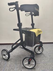 Andador Ligero Moderno con Aspecto de Fibra de Carbono y Aluminio - Plegable Compacto de 4 Ruedas para la Movilidad de Personas Mayores - Product Image 4