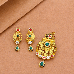 Conjunto de Joyería Nupcial Étnica con Colgante de Oro y Pendientes Estilo Kundan, con Piedras Verdes y Rojas - Product Image 3