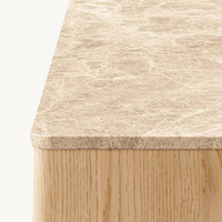 Table basse moderne RH GENEVIEVE, durable, avec 2 tiroirs, plateau en marbre clair, base en bois massif, détails cannelés, style farmhouse luxueux