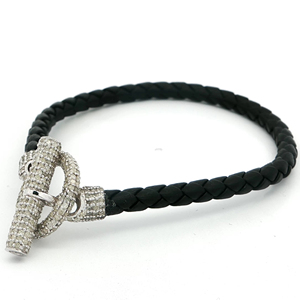 Pulsera de cuero trenzado con cierre de circonitas. Realza tu muñeca con esta exquisita pulsera de cadena. - Product Image 1