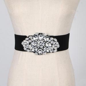 Alla moda da donna con perline e decorazioni in cristallo ampio cinturino in vita accessorio corsetto bianco Cinch - Product Image 4