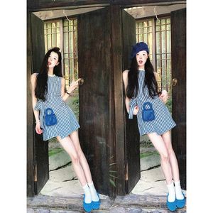 Vestido midi vintage azul a cuadros sin tirantes con hombros descubiertos, corte en A, cintura ajustada, transpirable, para uso diario, con dobladillo cruzado. - Product Image 4