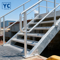 Escalier flottant droit durable de style industriel avec garde-corps en métal, escalier en acier extérieur