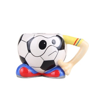 <span class=keywords><strong>Tasse</strong></span> de football de dessin animé 3D <span class=keywords><strong>personnalisable</strong></span> <span class=keywords><strong>tasse</strong></span> à café en céramique de conception unique avec pieds de poignée de bras <span class=keywords><strong>tasse</strong></span> d'eau lavable au lave-vaisselle mignonne - Product Image 1