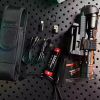 Lampe torche LED tactique professionnelle Klarus XT21X Pro, 4000 lumens, rechargeable, pour la défense personnelle, le camping, la chasse