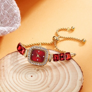 Reloj de pulsera a la moda para mujer, reloj de joyería con esfera cuadrada y diamantes de imitación, reloj de pulsera de cuarzo para mujer, cadena ajustable - Product Image 1