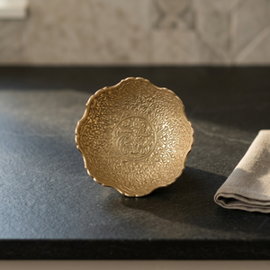 Assiette décorative en métal faite à la main avec incrustation dorée, design bohème, forme irrégulière, peinte à la main, pour les fêtes - Product Image 3