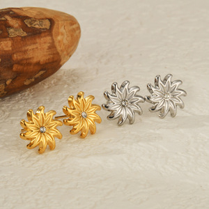Pendientes de tuerca EH489 con girasol en relieve y circonitas cúbicas, de acero inoxidable 316L, chapados en oro/plata de 18K, que no se deslustran, hipoalergénicos. - Product Image 1