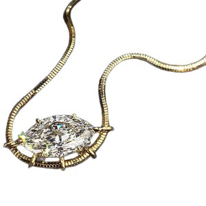 Collana con Pendente Geometrico in Oro 18K con Diamante a Occhio di Cavallo <span class=keywords><strong>da</strong></span> 5 Carati Coltivato in Laboratorio, Certificato IGI, a Forma di Croce - Product Image 5