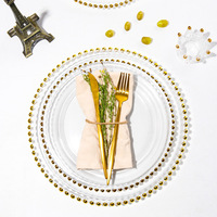 Meilleures ventes d'assiettes de présentation en verre de mariage rondes transparentes de 13 pouces avec bordure en perles dorées pour les événements assiette de verre de mariage ronde de 13 pouces