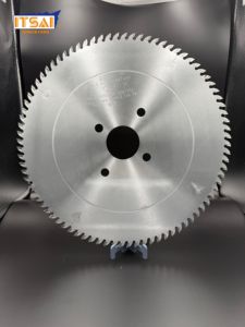 Lame de scie circulaire TCT en carbure de tungstène industrielle de 250 mm pour une coupe efficace du bois le long de la grainure avec une finition lisse - Product Image 1