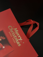 Bolsas de Regalo Navideñas Festivas con Acabado Mate, Impresión a Color y Asas de Cuerda de Poliéster, Disponibles en Stock