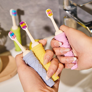 Cepillo de dientes infantil con diseño de helado, cerdas suaves, colorido, manual, para niños de 0 a 5 años - Product Image 1