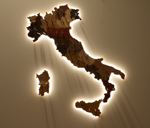 Portabottiglie di vino in legno italiano di qualità di lusso retroilluminazione portabottiglie a forma di italia per cantina fatte a mano in italia - Product Image 5
