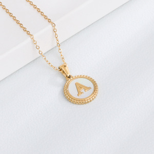 Collar de Acero Inoxidable Chapado en Oro con Letra Redonda, Joyería de Acero Inoxidable, Disponible - Product Image 3