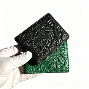 Cartera plegable de cuero con diseño de pez Koi en relieve, billetera delgada para <span class=keywords><strong>hombre</strong></span> con grabado personalizado, billetera corta con patrón de loto oriental - Product Image 1