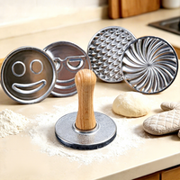 Presse à biscuits de Noël en alliage d'aluminium avec poignée en bois, facile à utiliser, pour la décoration des biscuits et la pâtisserie DIY