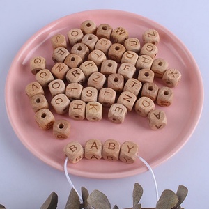 Cuentas de Haya Cuadradas de 12mm al por Mayor para Cadena de <span class=keywords><strong>Chupete</strong></span> DIY, Accesorios para Pulseras, Mordedor para Bebé, Cuentas de Madera <span class=keywords><strong>con</strong></span> Letras para <span class=keywords><strong>Nombre</strong></span> <span class=keywords><strong>Personalizado</strong></span> - Product Image 1