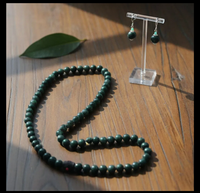 Ensemble de bijoux en gros : boucles d'oreilles fleur en jade, bracelet à perles rondes et collier