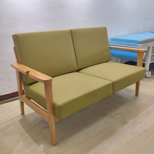 Sofá de madera maciza con estructura de roble y tapicería verde para sala de estar, apto para personas mayores - Product Image 1