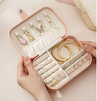 Échantillon gratuit, boîte de rangement pour bijoux en cuir PU imperméable avec logo personnalisé, bouton pression, plusieurs compartiments, pour les marques de bijoux et les magasins de cadeaux