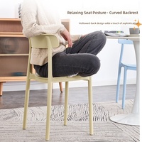 Chaise de salle à manger en plastique de style nordique, dossier épaissi, confortable pour une assise prolongée, non pliable, usage commercial, restaurants
