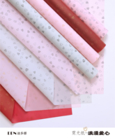 Papier d'emballage écologique recyclable et imperméable en gros, motifs de petits cœurs romantiques en PE pour bouquets de fleurs