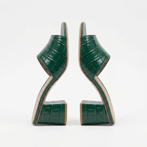 Sandales mules en cuir à talon épais Yichang, imprimé croco/serpent/léopard exotique, style défilé minimaliste et polyvalent - Product Image 4