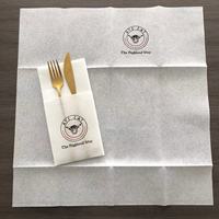 Serviettes Airlaid blanches personnalisées avec logo personnalisé Serviettes pliantes à une couche Serviettes jetables super absorbantes pour hôtel et restaurant