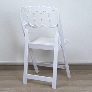 Chaise pliante blanche Napoléon pour événements de mariage avec assise à lattes, chaise de fête en résine PP imperméable et empilable - Product Image 5