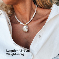 Collier de perles faites à la main avec des coquillages naturels et des pierres de turquoise. Fabriqué en acier inoxydable. Non-fading.