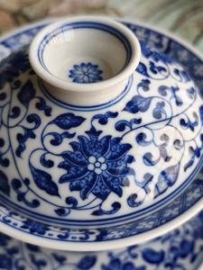 Service à thé 3 pièces Jingdezhen, Gaiwan bleu sous glaçure peint à <span class=keywords><strong>la</strong></span> main, motif lotus complexe conçu par le maître Mengli - Product Image 5