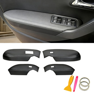 ฝาครอบที่วางแขนหนังสำหรับรถยนต์ Volkswagen Polo 4 ประตู ปี 2011-2016 ทำจากไมโครไฟเบอร์ สีดำ ตกแต่งด้วยการเย็บด้ายสีแดง อุปกรณ์ตกแต่งภายใน - Product Image 4