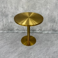 Table basse élégante en acier inoxydable doré - Mobilier moderne, hygiénique et nécessitant peu d'entretien pour salles à manger haut de gamme et cafés de prestige