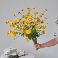 Fleurs artificielles réalistes en soie, mini marguerites et chrysanthèmes à 4 têtes, pour la décoration de salon, les arrangements de mariage et les fournitures florales