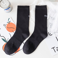 Chaussettes de sport en coton pour femmes, couleur unie tendance, printemps et automne, lettres noires et blanches, mi-mollet, style streetwear