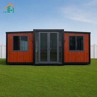 Maison conteneur de luxe à double aile avec mur-rideau en verre extensible, résistante aux intempéries, avec salon, cuisine et salle de bain