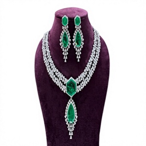 Ensemble collier et boucles d'oreilles élégants en argent plaqué avec cristaux verts taille émeraude, design goutte d'eau, pour femmes, bijoux de mariage - Product Image 2