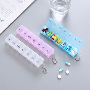 Mini porte-clés pilulier en plastique tendance, vente en gros, étui à pilules portable de voyage pour 7 jours, organisateur hebdomadaire, petite boîte à pilules en plastique avec porte-clés - Product Image 1