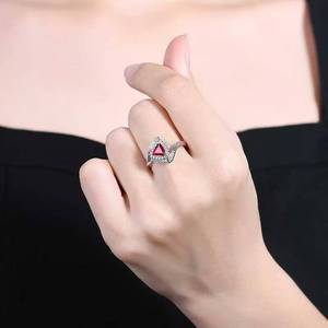 Anillo de rubí sin calentar con corte triangular y halo, oro de 18K, 44 diamantes sudafricanos de 0.32ct, con tallo trenzado dividido, anillo de gemas para mujer - Product Image 5