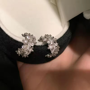 Boucles d'oreilles clous géométriques haut de gamme pour femmes, style européen et américain, simples et élégantes, en forme de C, avec tige en argent, design large et métallique, très tendance - Product Image 5