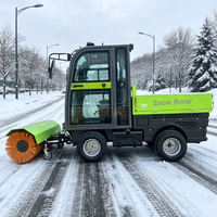 Véhicule 4x4 balayeuse à neige efficace avec brosse rotative et lame à neige, vitesse de travail réglable pour le nettoyage hivernal