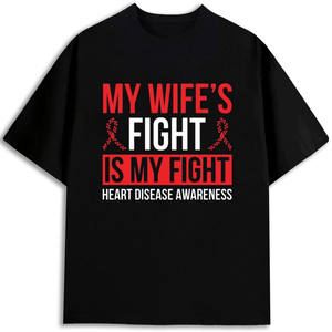 Camiseta con estampado de la frase "My Wifes Fight Is My Fight Heart Disease Awareness" para hombre, corte regular, 100% algodón, manga corta, estampado en serigrafía - Product Image 1