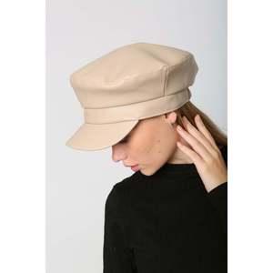 Casquette de sport élégante et moderne en cuir synthétique beige avec large bord et détails de couture - Modèle SPK1127 - Product Image 2