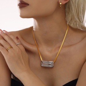 Collier en acier inoxydable plaqué or 18 carats pour femme, motif marguerite en titane avec zircon, bijoux étanches directement de l'usine - Product Image 4