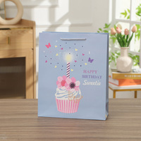 Sac cadeau classique en papier ivoire pailleté 210 g/m² avec motifs gâteau d'anniversaire et bougie, idéal pour les fêtes d'anniversaire et comme sac souvenir