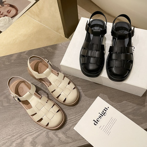 Sandales romaines tissées à bout fermé pour femmes, collection été 2025, chaussures plates décontractées en cuir souple - Product Image 1