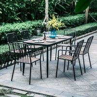 Ensemble de tables et chaises de jardin de style américain en métal avec structure en fer, idéal pour les petites cours et les salons de thé.