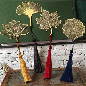 Marque-pages promotionnels en alliage de zinc, designs personnalisés, marque-pages en laiton ajourés avec pompons pour souvenirs touristiques - Product Image 4