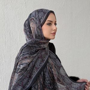 ผ้าคลุมศีรษะมุสลิมแบบสั่งทำพร้อมโลโก้ ขายดีในปี 2026 ขายส่ง ผ้าระบายอากาศได้ดี ใช้ได้ทุกฤดู ดีไซน์หรูหรา เรียบร้อย สำหรับผู้หญิง ลายพิมพ์สวยงาม ผ้าโมดอล - Product Image 1